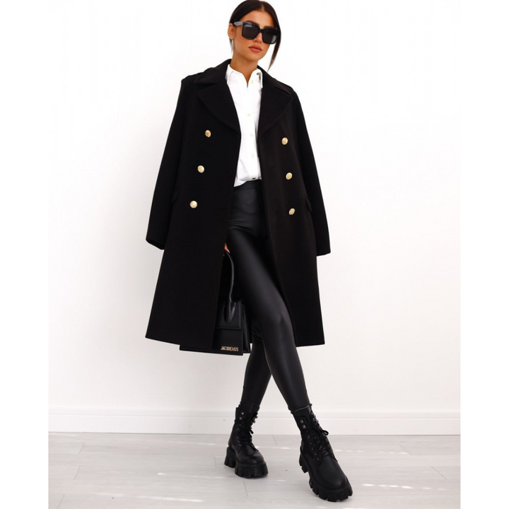 Manteau Elicia élégant pour femme, coupe raffinée et matière chaude adaptée aux journées hivernales.