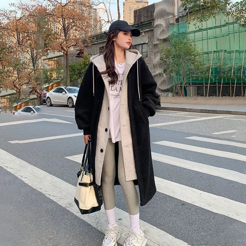 Trench-coat Benjamine à capuche pour femme, imperméable et ceinturé adapté aux tenues d'automne.
