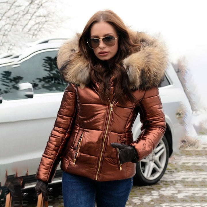 Veste Charlette à capuche pour femme, coupe élégante et protection ajustable adaptée à l'automne.