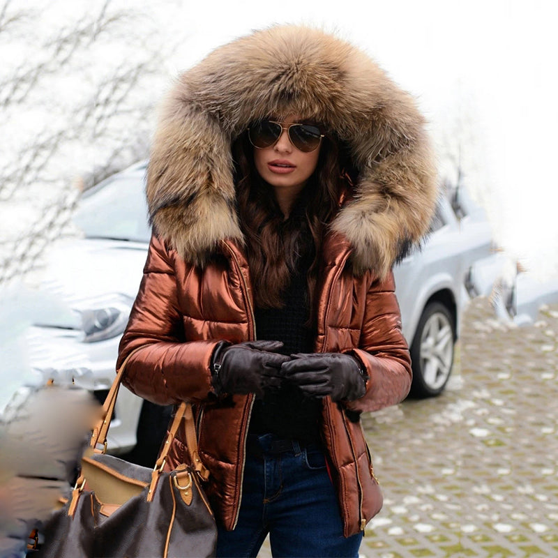 Veste Charlette à capuche pour femme, coupe élégante et protection ajustable adaptée à l'automne.