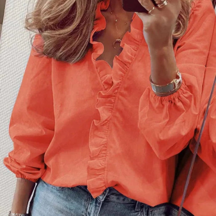 Blouse à volants pour femme, col V élégant et coupe fluide adaptée aux tenues raffinées.