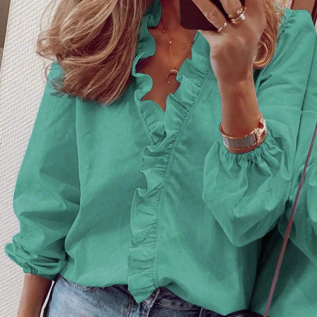Blouse à volants pour femme, col V élégant et coupe fluide adaptée aux tenues raffinées.