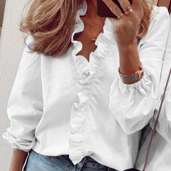 Blouse à volants pour femme, col V élégant et coupe fluide adaptée aux tenues raffinées.