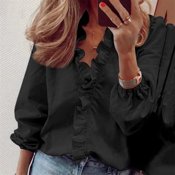 Blouse à volants pour femme, col V élégant et coupe fluide adaptée aux tenues raffinées.