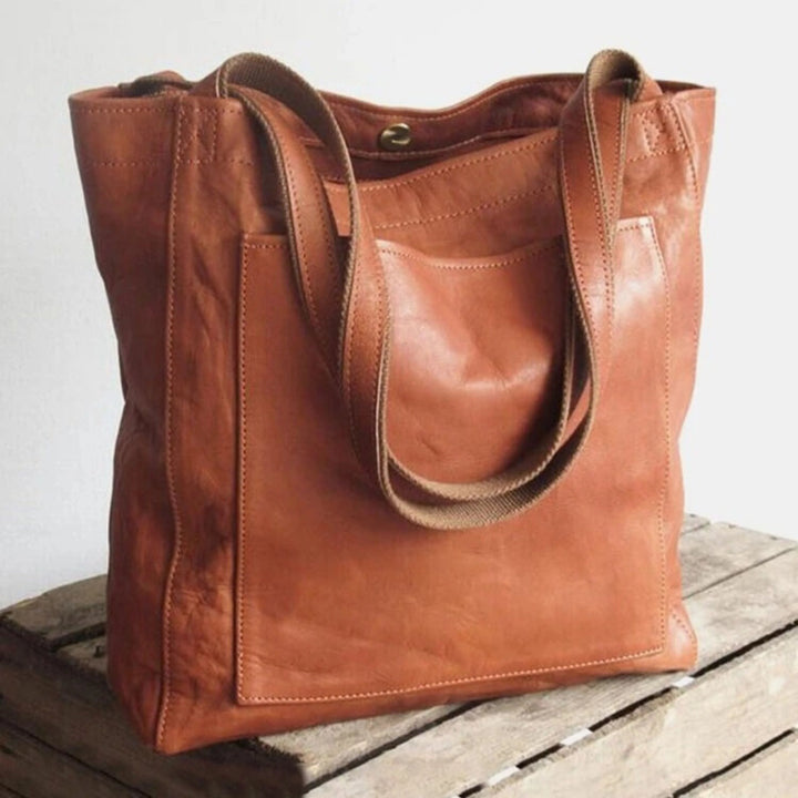 Sac tote grand format pour femme, bandoulière confortable et finitions soignées adaptées à l'usage quotidien.