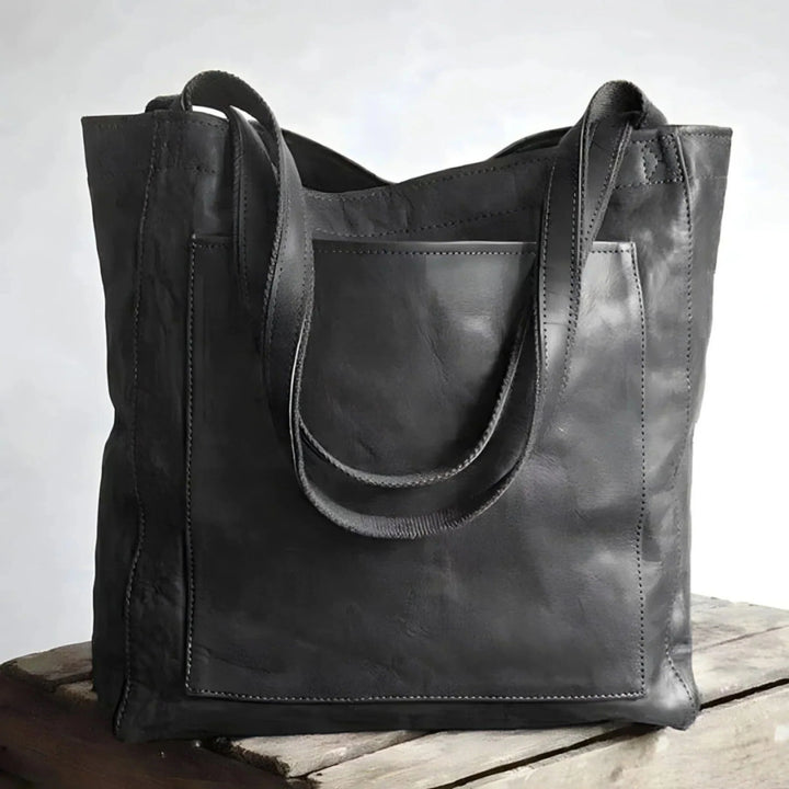 Sac tote grand format pour femme, bandoulière confortable et finitions soignées adaptées à l'usage quotidien.
