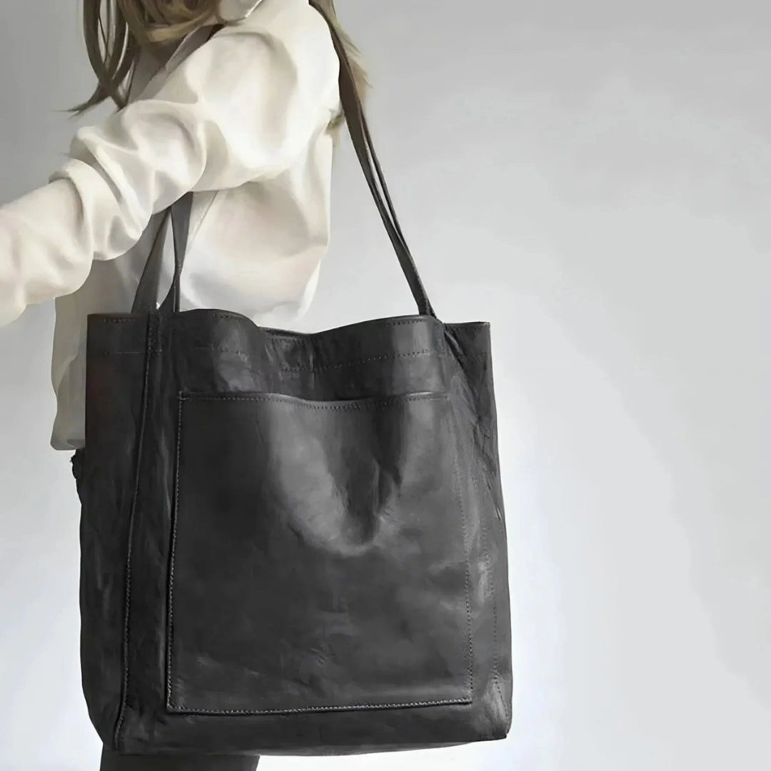 Sac tote grand format pour femme, bandoulière confortable et finitions soignées adaptées à l'usage quotidien.