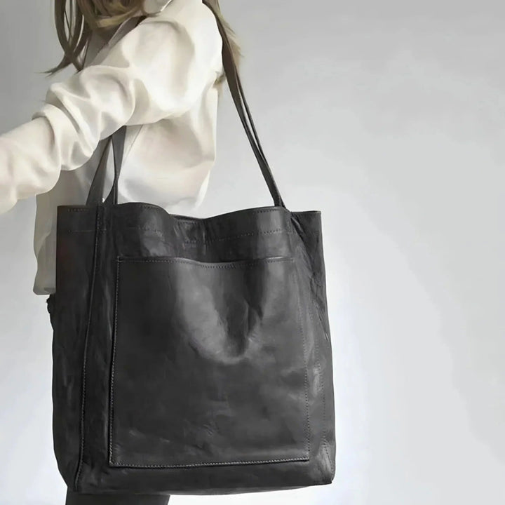 Sac tote grand format pour femme, bandoulière confortable et finitions soignées adaptées à l'usage quotidien.