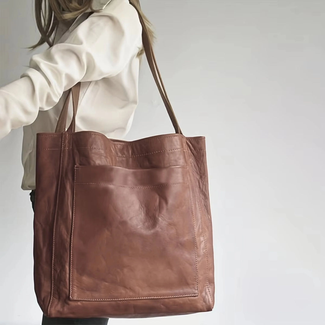 Sac tote grand format pour femme, bandoulière confortable et finitions soignées adaptées à l'usage quotidien.