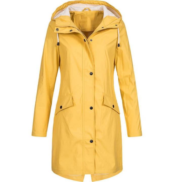 Manteau de pluie à capuche pour femme, traitement imperméable adapté aux journées automnales pluvieuses.