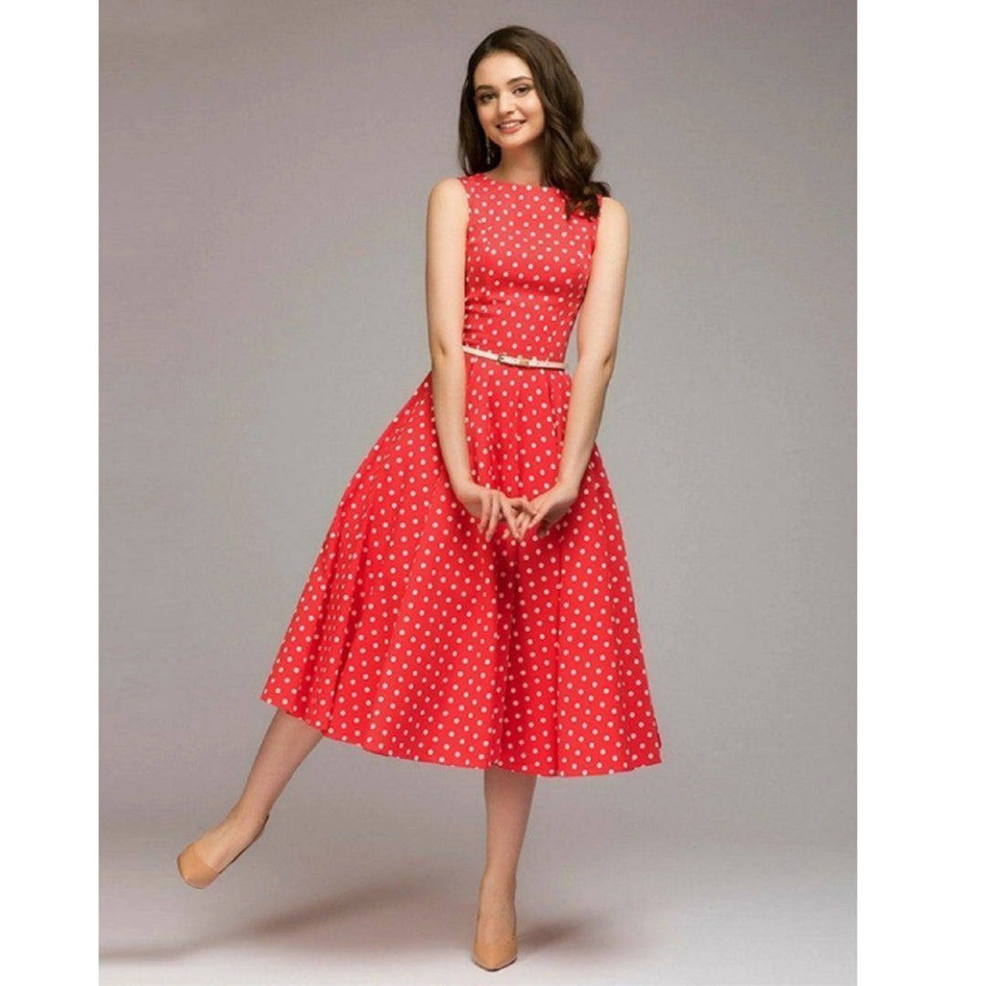 Robe à pois pour femme, coupe raffinée et motif rétro adapté aux tenues polyvalentes.