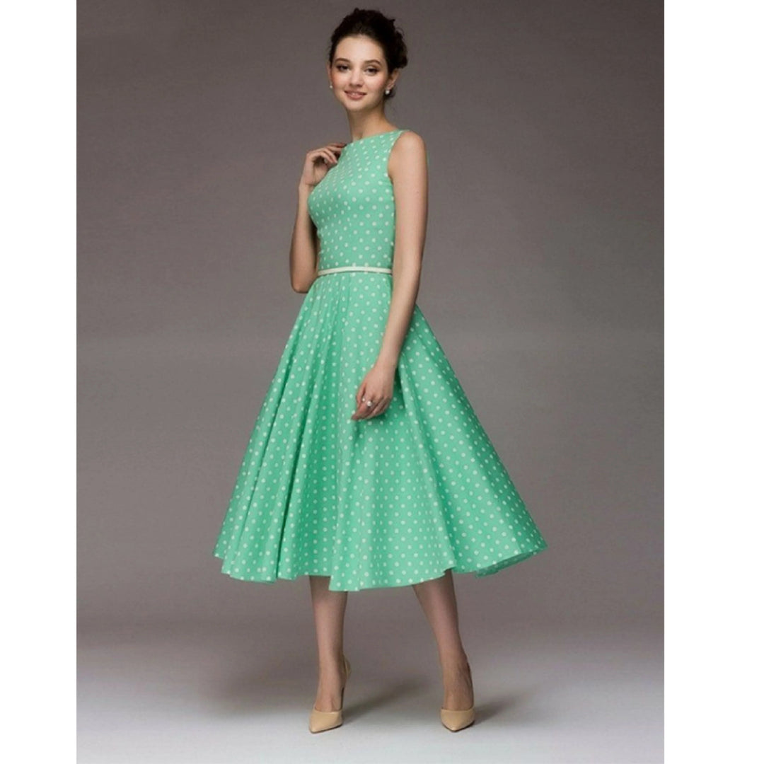 Robe à pois pour femme, coupe raffinée et motif rétro adapté aux tenues polyvalentes.