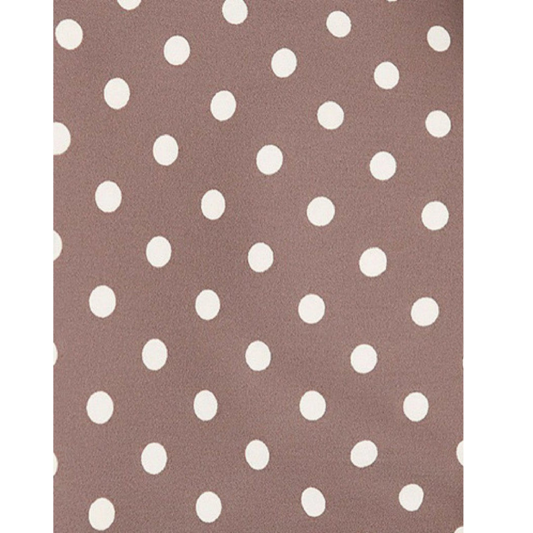 Robe à pois pour femme, coupe raffinée et motif rétro adapté aux tenues polyvalentes.