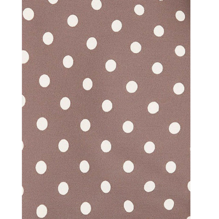 Robe à pois pour femme, coupe raffinée et motif rétro adapté aux tenues polyvalentes.