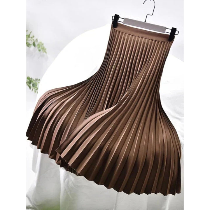 Jupe plissée pour femme, pliage soigné et coupe raffinée adaptée aux tenues polyvalentes.