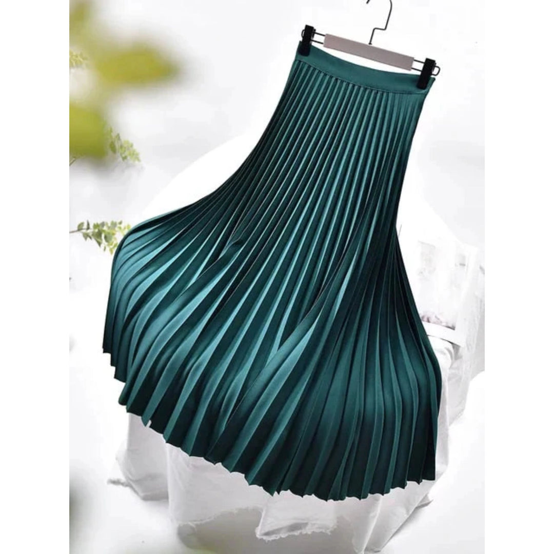 Jupe plissée pour femme, pliage soigné et coupe raffinée adaptée aux tenues polyvalentes.