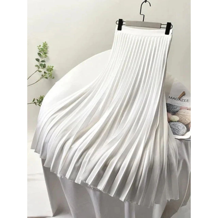 Jupe plissée pour femme, pliage soigné et coupe raffinée adaptée aux tenues polyvalentes.