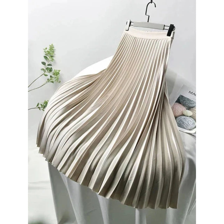 Jupe plissée pour femme, pliage soigné et coupe raffinée adaptée aux tenues polyvalentes.