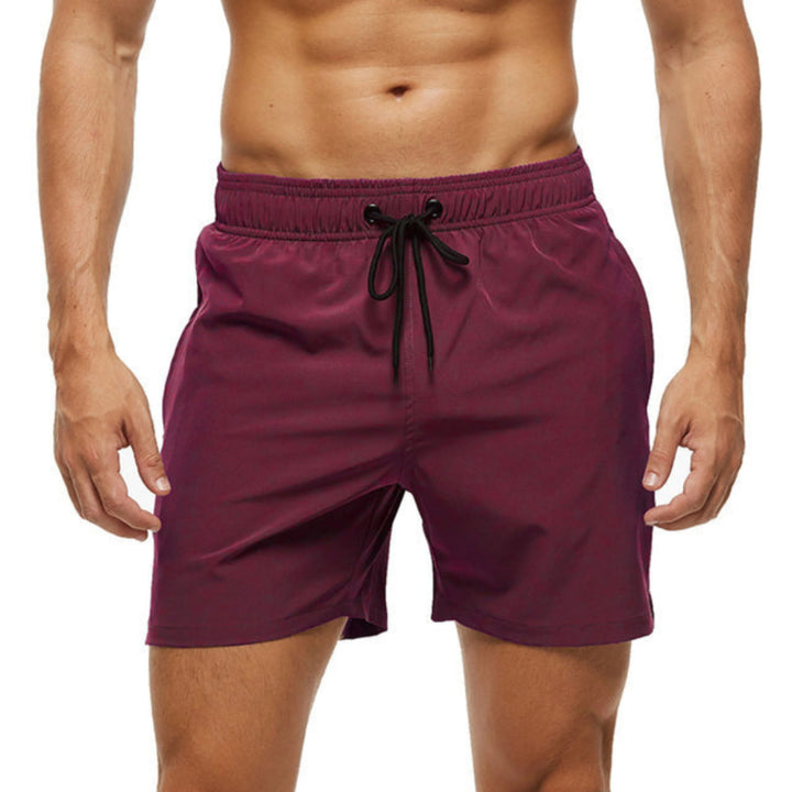 Short de sport pour homme à séchage rapide, coupe fonctionnelle adaptée aux activités sportives.