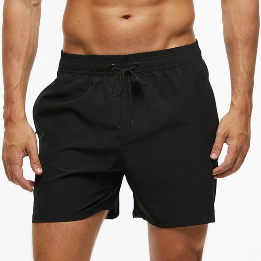 Short de sport pour homme à séchage rapide, coupe fonctionnelle adaptée aux activités sportives.