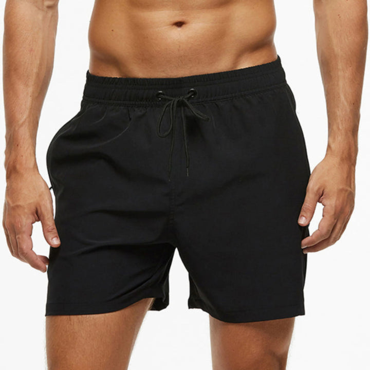 Short de sport pour homme à séchage rapide, coupe fonctionnelle adaptée aux activités sportives.