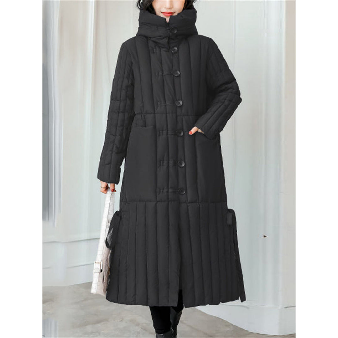 Manteau puffer long Florianie à capuche pour femme, coupe enveloppante et remplissage isolant adapté à l'hiver.