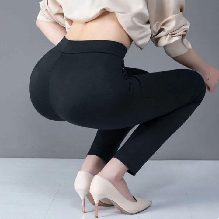 Pantalon Suzon taille haute pour femme, coupe droite et taille élastique adaptée aux tenues polyvalentes.
