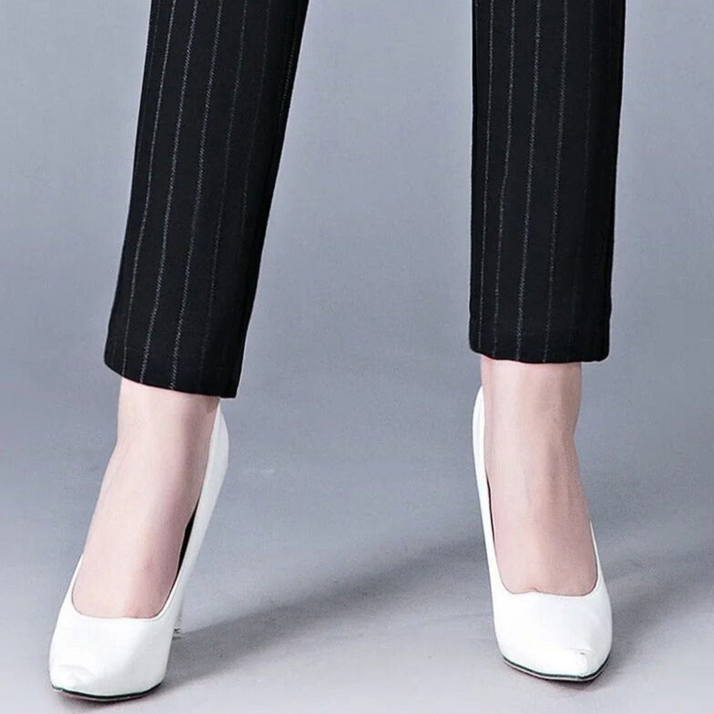 Pantalon Suzon taille haute pour femme, coupe droite et taille élastique adaptée aux tenues polyvalentes.