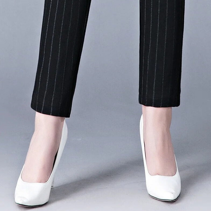 Pantalon Suzon taille haute pour femme, coupe droite et taille élastique adaptée aux tenues polyvalentes.