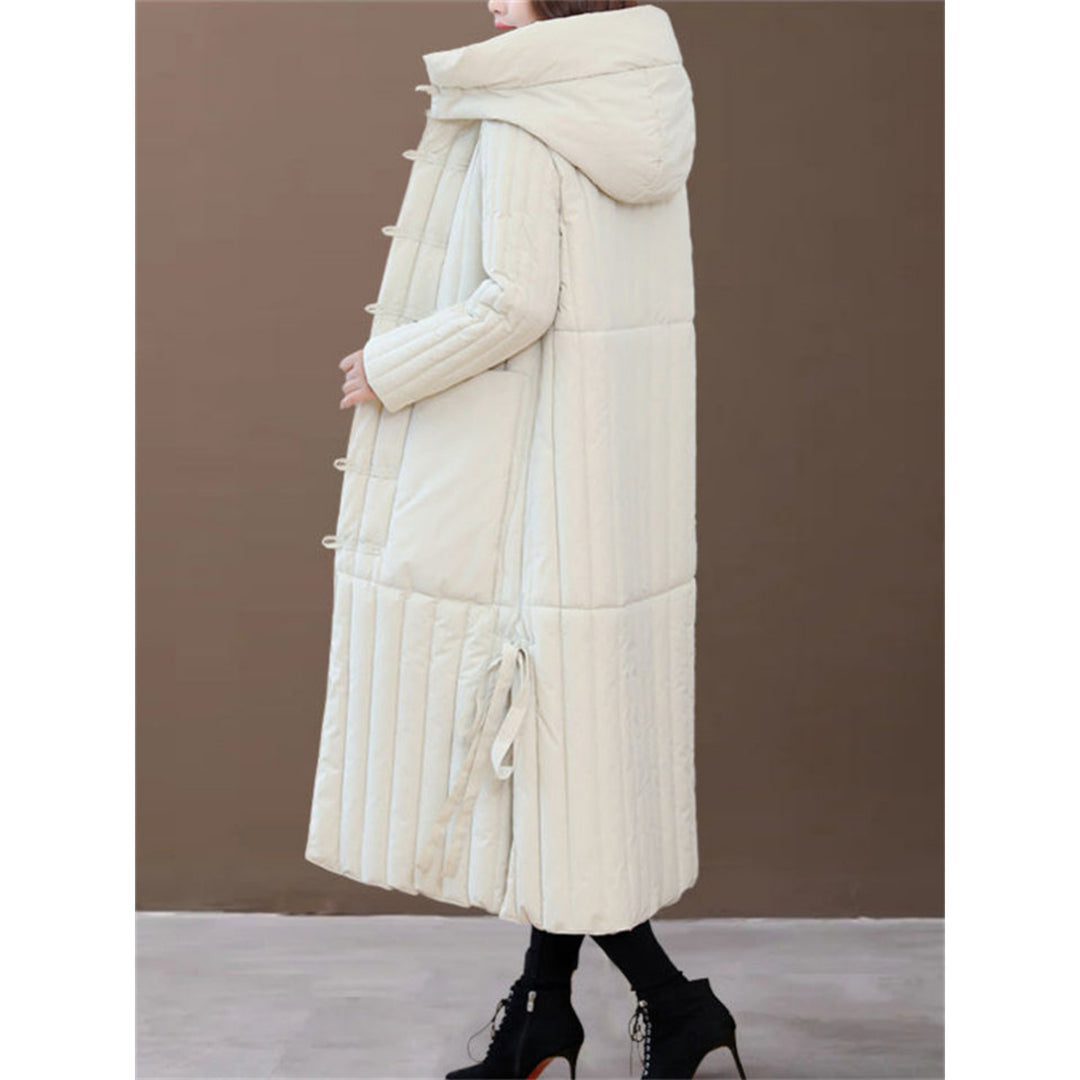 Manteau puffer long Florianie à capuche pour femme, coupe enveloppante et remplissage isolant adapté à l'hiver.