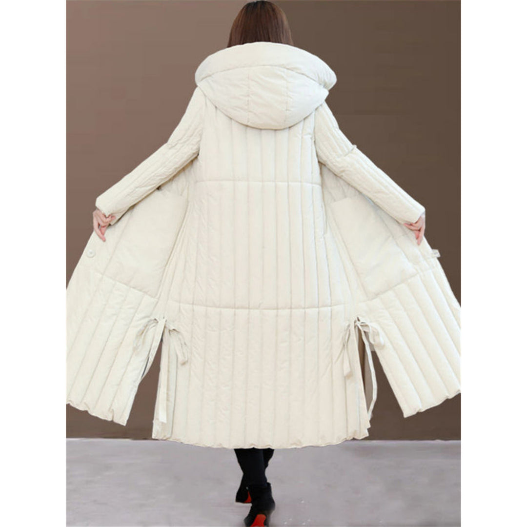 Manteau puffer long Florianie à capuche pour femme, coupe enveloppante et remplissage isolant adapté à l'hiver.