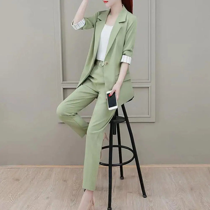 Ensemble blazer trois pièces Chavi pour femme, coupe chic coordonnée adaptée aux tenues professionnelles.