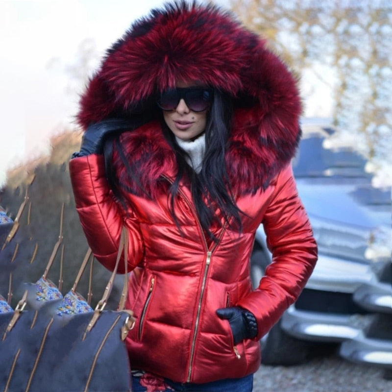 Veste Charlette à capuche pour femme, coupe élégante et protection ajustable adaptée à l'automne.