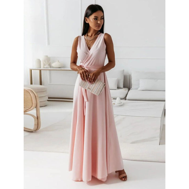 Robe col V pour femme, encolure classique et coupe polyvalente adaptée aux tenues raffinées.
