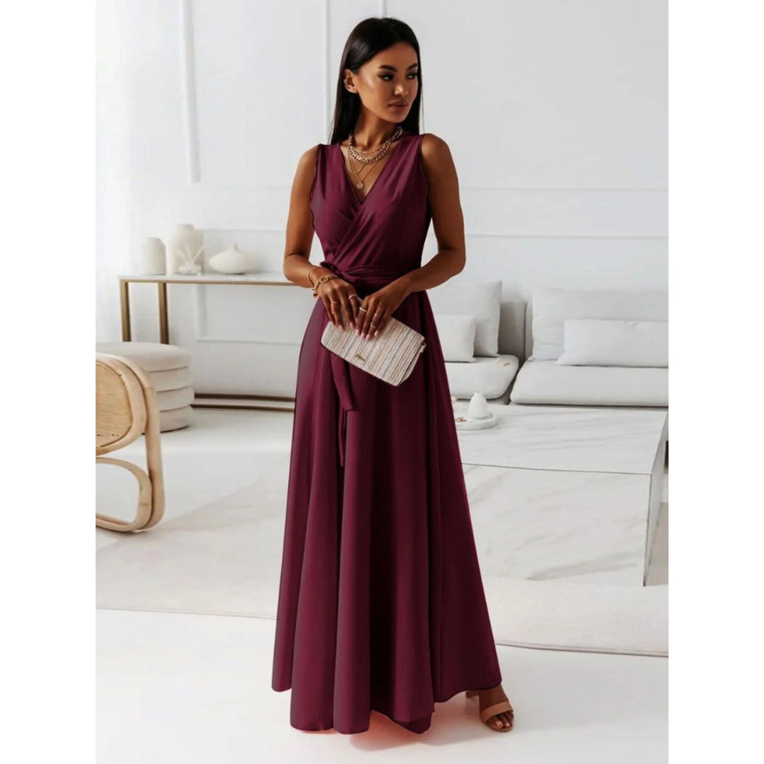 Robe col V pour femme, encolure classique et coupe polyvalente adaptée aux tenues raffinées.