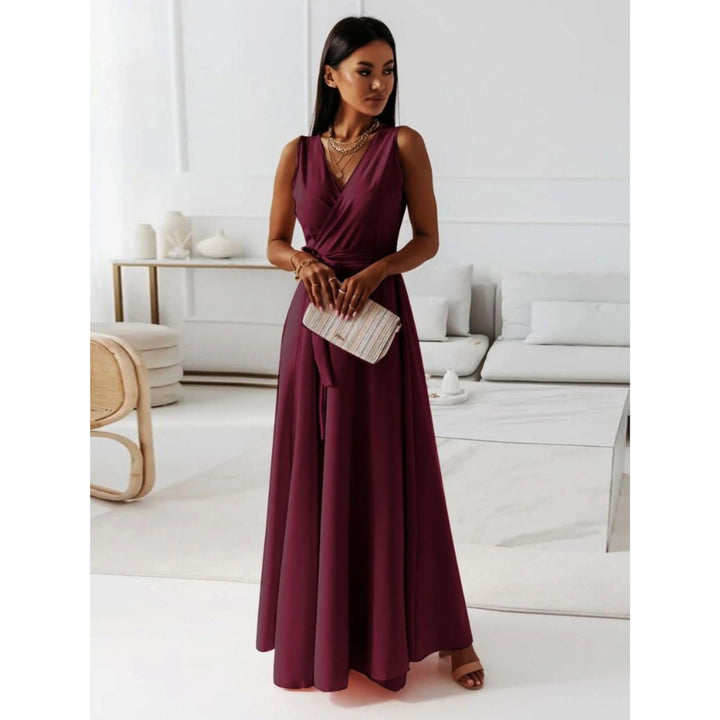 Robe col V pour femme, encolure classique et coupe polyvalente adaptée aux tenues raffinées.