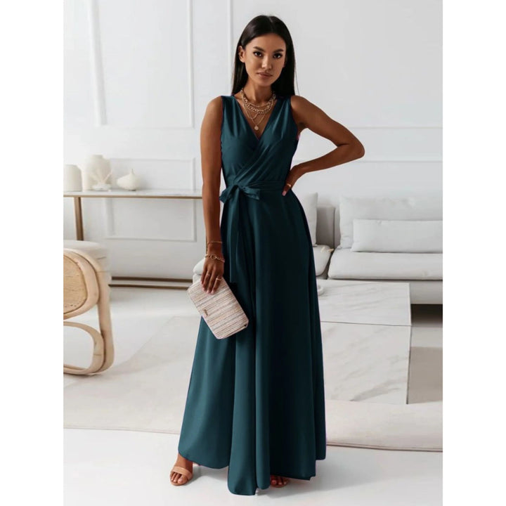 Robe col V pour femme, encolure classique et coupe polyvalente adaptée aux tenues raffinées.
