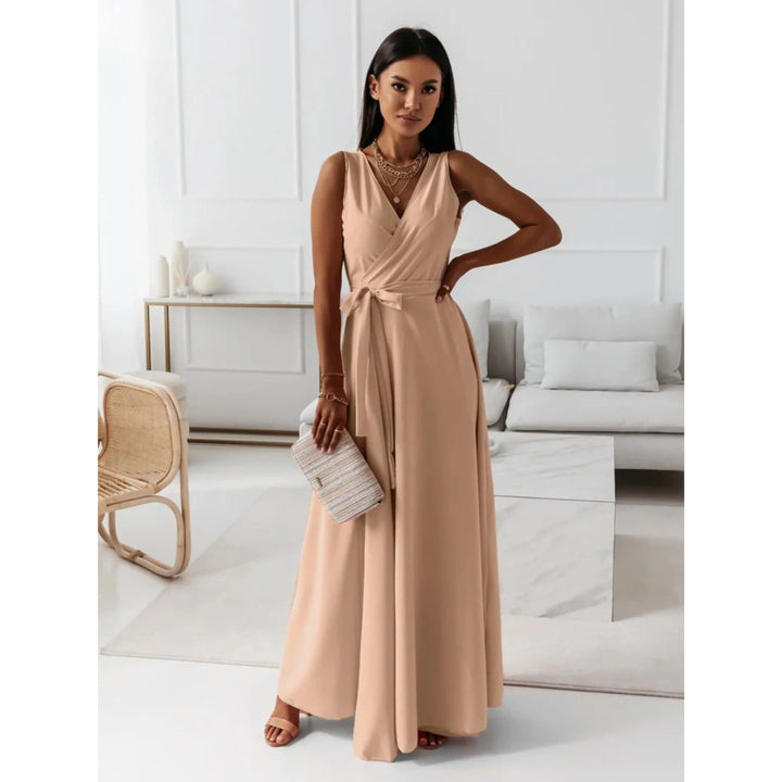 Robe col V pour femme, encolure classique et coupe polyvalente adaptée aux tenues raffinées.