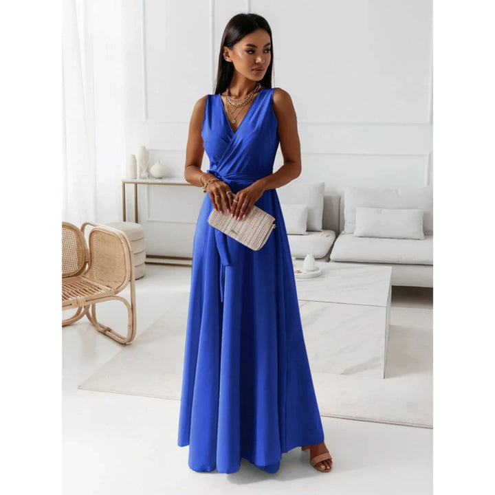 Robe col V pour femme, encolure classique et coupe polyvalente adaptée aux tenues raffinées.