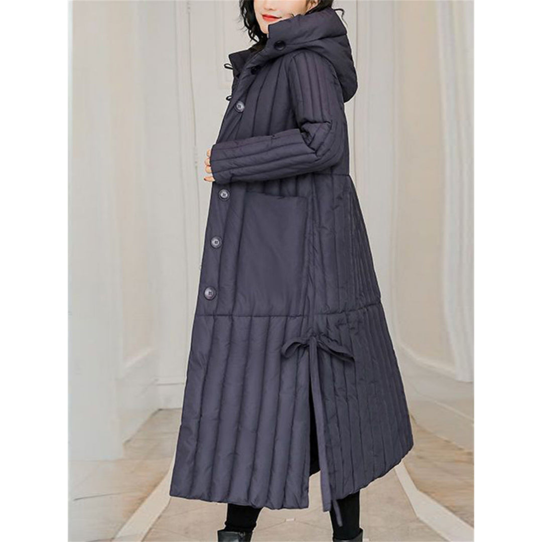 Manteau puffer long Florianie à capuche pour femme, coupe enveloppante et remplissage isolant adapté à l'hiver.