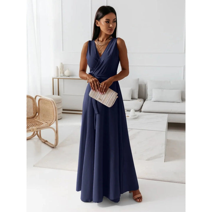 Robe col V pour femme, encolure classique et coupe polyvalente adaptée aux tenues raffinées.