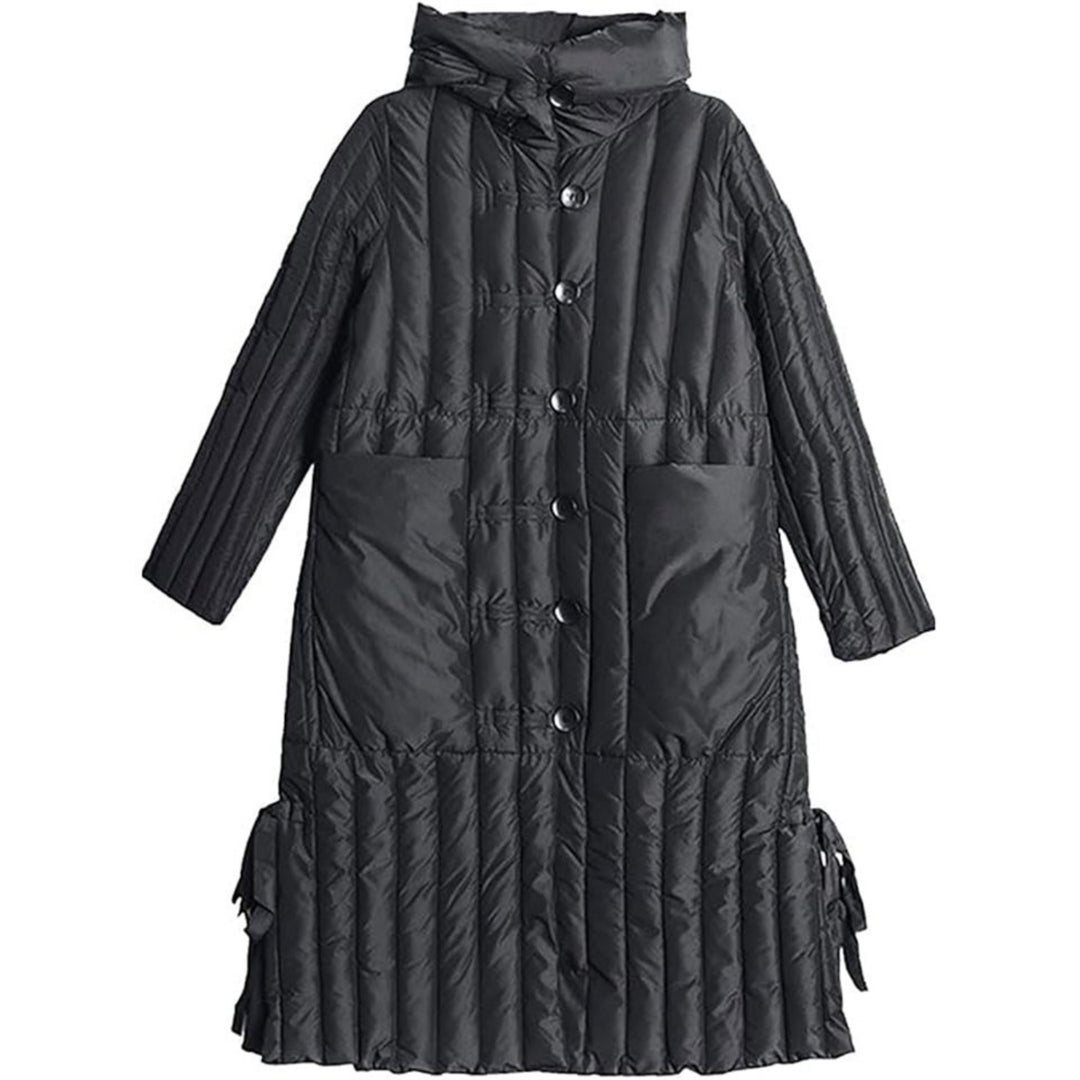 Manteau puffer long Florianie à capuche pour femme, coupe enveloppante et remplissage isolant adapté à l'hiver.