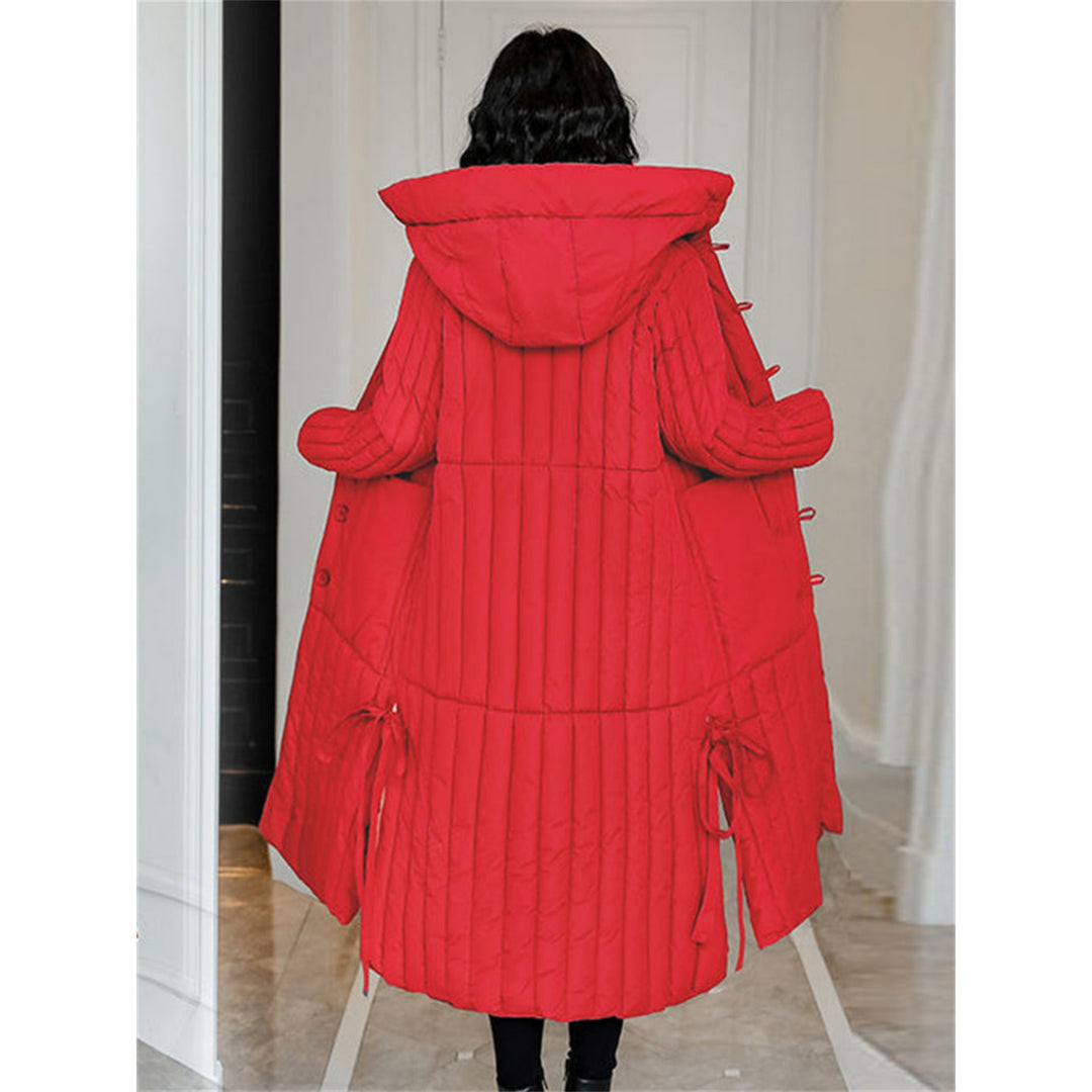 Manteau puffer long Florianie à capuche pour femme, coupe enveloppante et remplissage isolant adapté à l'hiver.