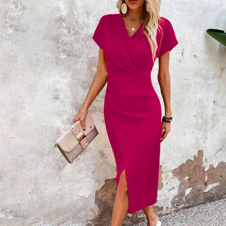 Robe mini pour femme, coupe décontractée et col V raffiné adapté aux sorties estivales.