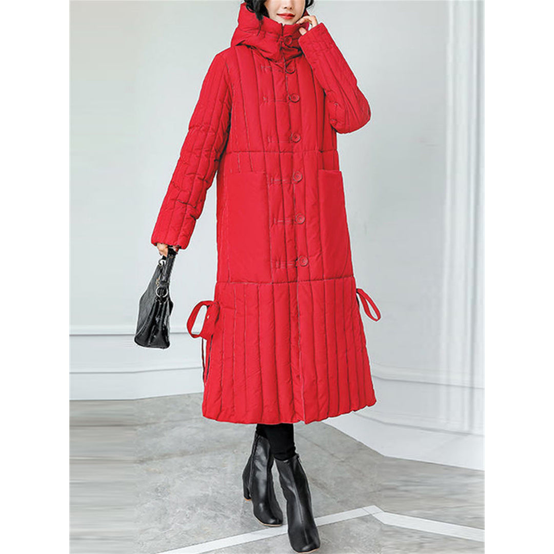 Manteau puffer long Florianie à capuche pour femme, coupe enveloppante et remplissage isolant adapté à l'hiver.