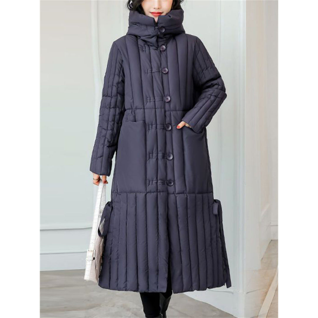 Manteau puffer long Florianie à capuche pour femme, coupe enveloppante et remplissage isolant adapté à l'hiver.
