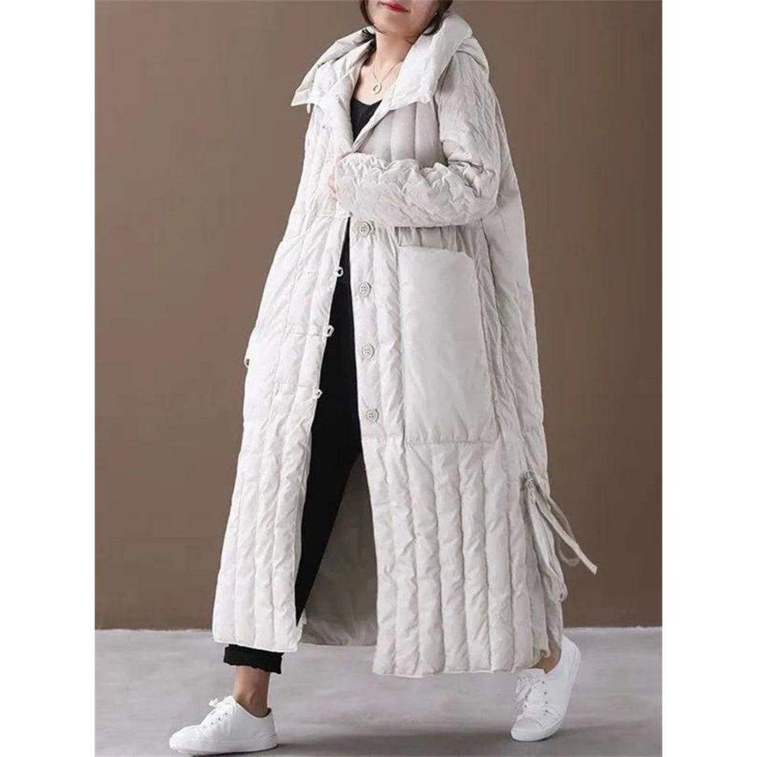 Manteau puffer long Florianie à capuche pour femme, coupe enveloppante et remplissage isolant adapté à l'hiver.