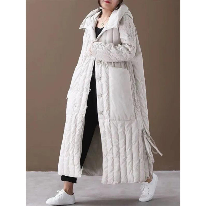 Manteau puffer long Florianie à capuche pour femme, coupe enveloppante et remplissage isolant adapté à l'hiver.
