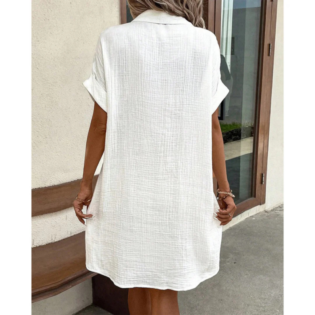 Robe chemise pour femme à style chic, coupe polyvalente et finition soignée, adaptée aux occasions habillées comme décontractées.