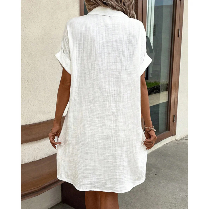 Robe chemise pour femme à style chic, coupe polyvalente et finition soignée, adaptée aux occasions habillées comme décontractées.